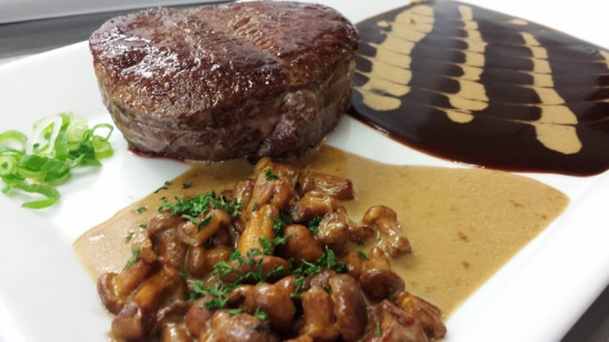 Angus-Rinderfilet in Rotweinsauce mit Pfifferlingen à la crème ...